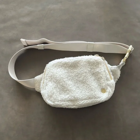 Lululemon Everywhere Belt Bag 2L Fleece - Picture 2 of 6